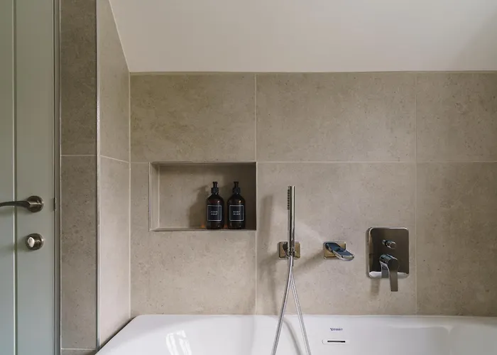 Shepherds Rock And Gilpin Villa *