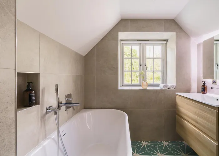 Shepherds Rock And Gilpin Villa *